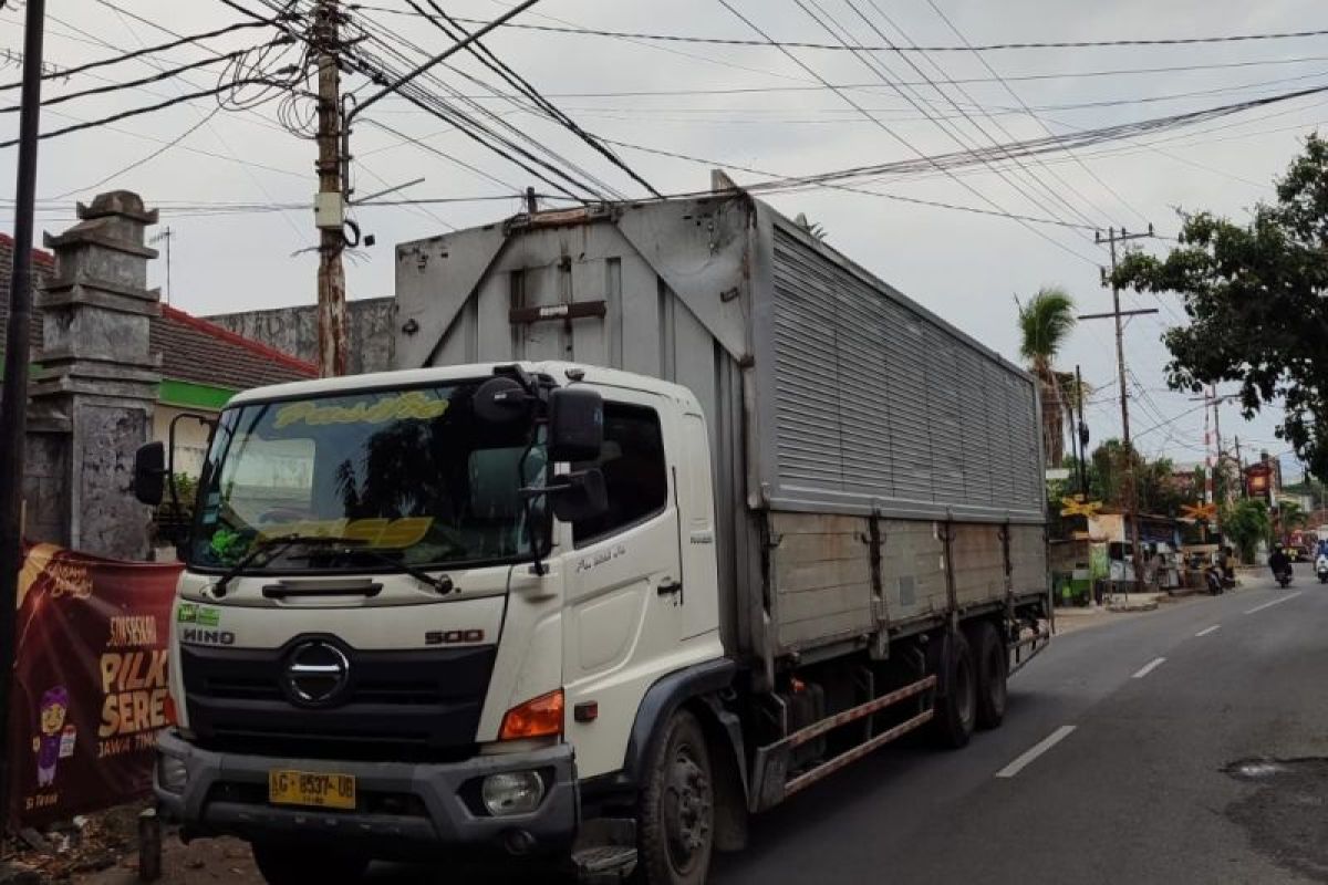 Daop 7 Madiun cek kondisi tiang kabel sinyal tersangkut truk 