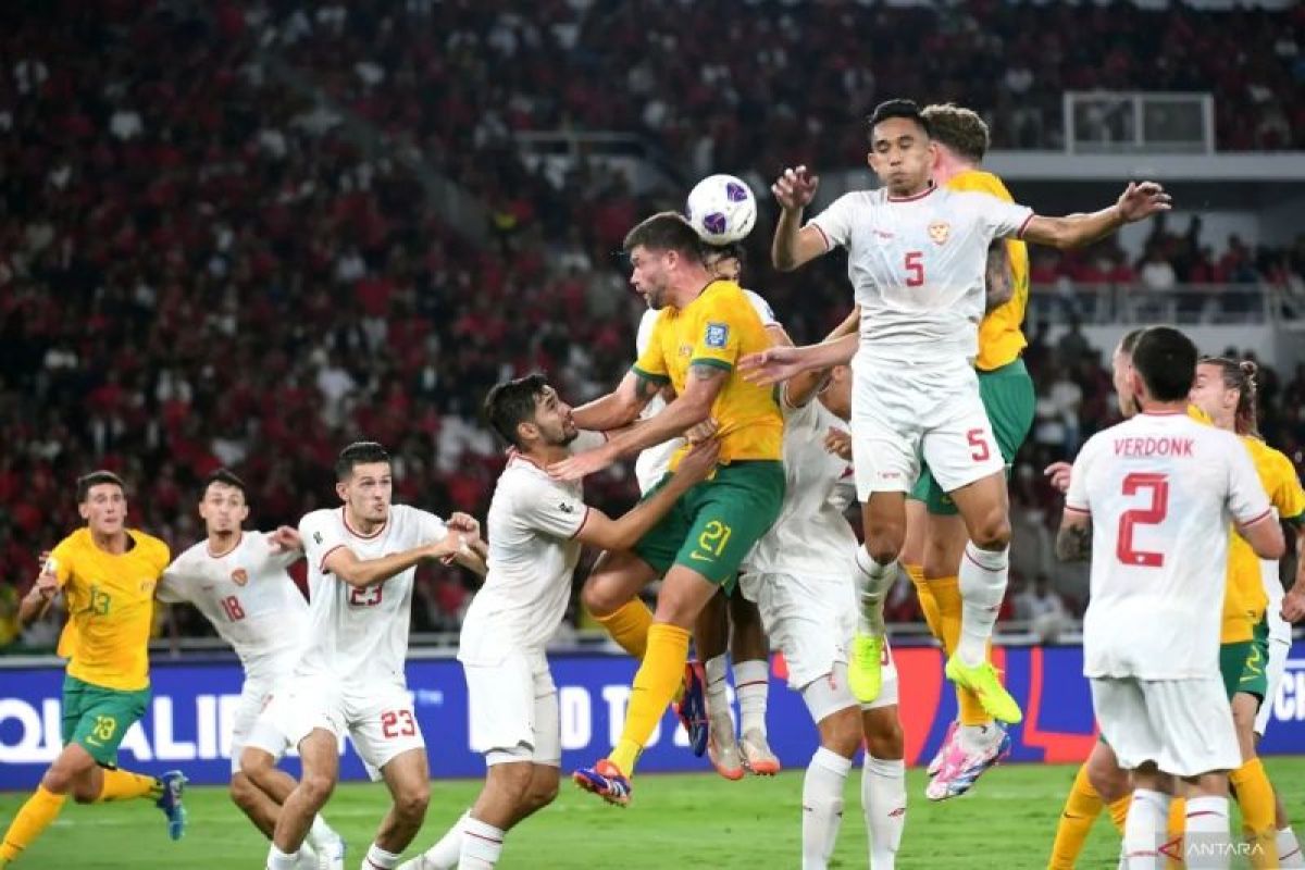 Jokowi turun ke lapangan, sampaikan apresiasi atas hasil imbang Indonesia vs Australia