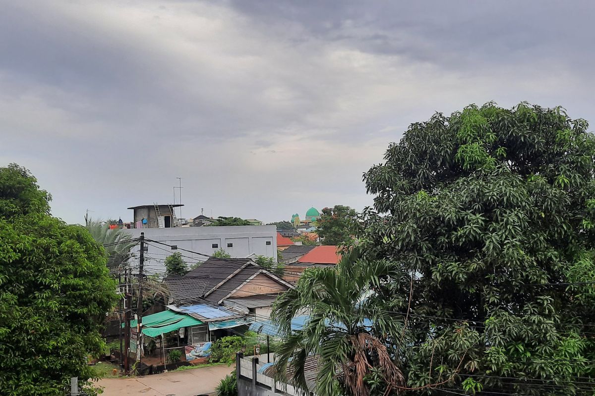 BMKG: Cuaca berawan dan hujan terjadi di kota-kota Indonesia