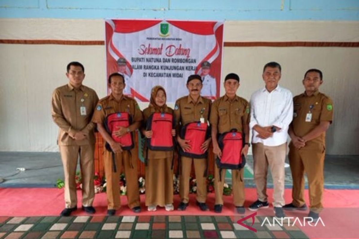 Pemkab Natuna beri bantuan tas untuk siswa SD di pulau penyangga