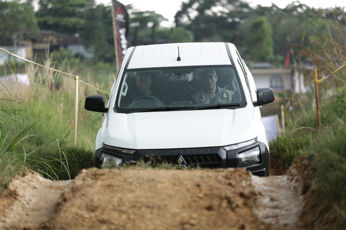 Menjajal lintasi medan off-road dengan All-new Triton