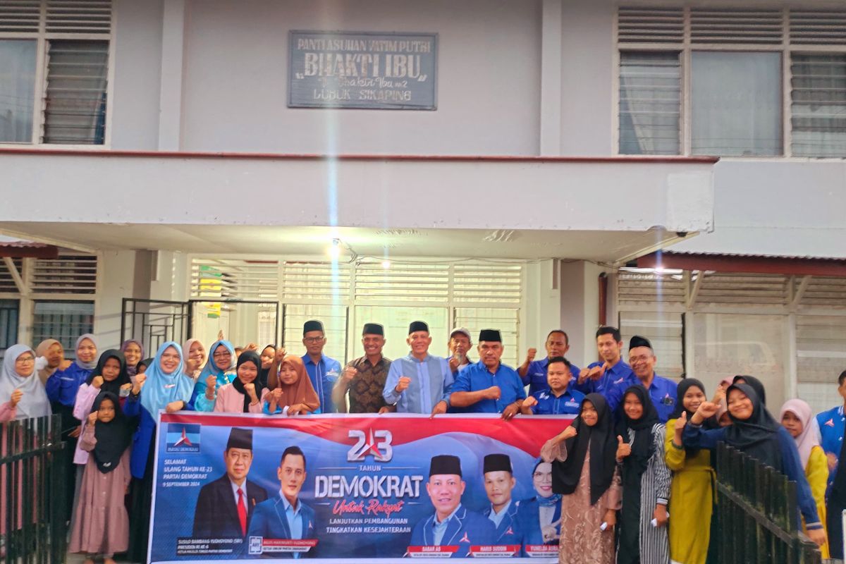 Sabar AS Syukuran HUT Demokrat ke-23 bersama Anak Yatim Piatu di Pasaman