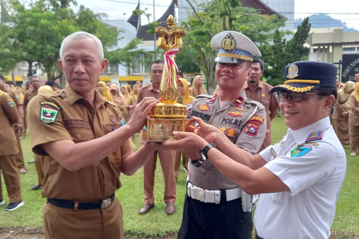 Kepala Dinas Perhubungan Pesisir Selatan terima Penghargaan Wahana Tata Nugraha