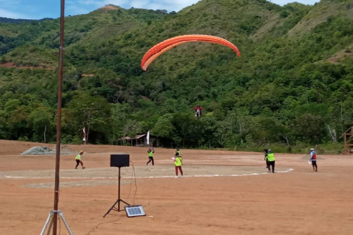 Pertandingan paralayang lintas alam ditunda karena angin kencang