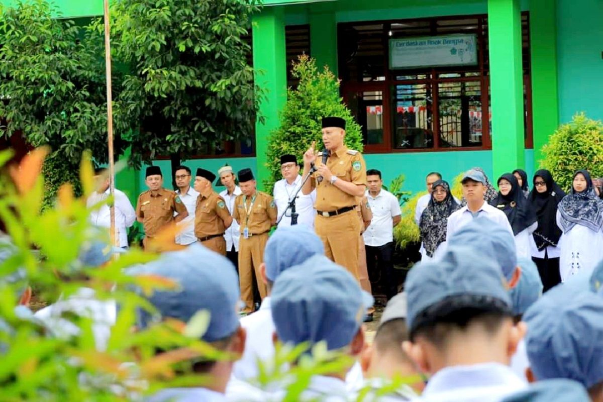 Hadir Pembina Upacara di MAN 1 Pasaman, ini Pesan Bupati Sabar AS