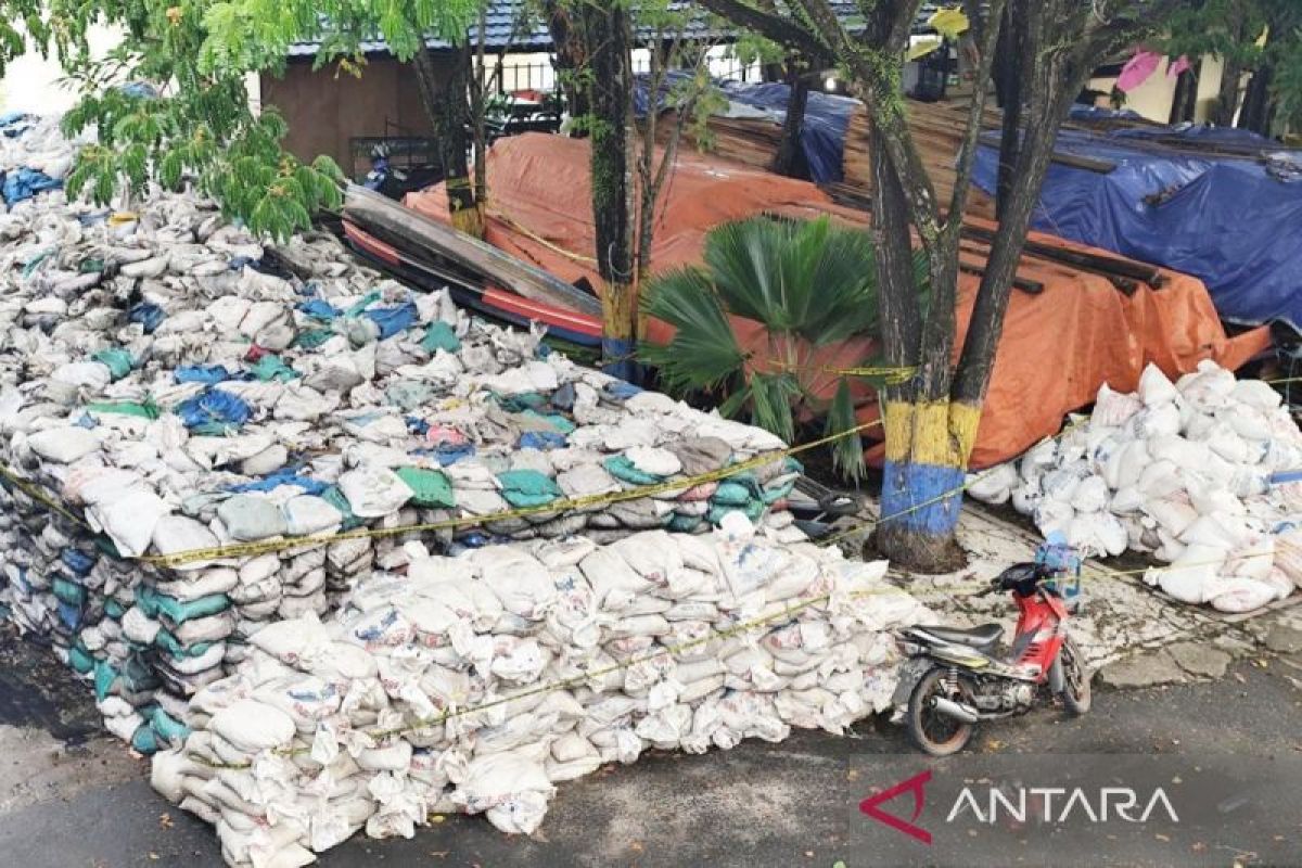 Ditpolairud Polda Kalsel sita kapal bermuatan pasir kuarsa ilegal