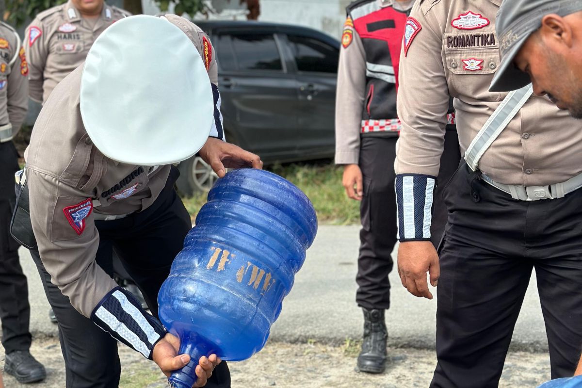 Polisi salurkan bantuan air bersih ke warga dampak kekeringan di Pesisir Barat Lampung