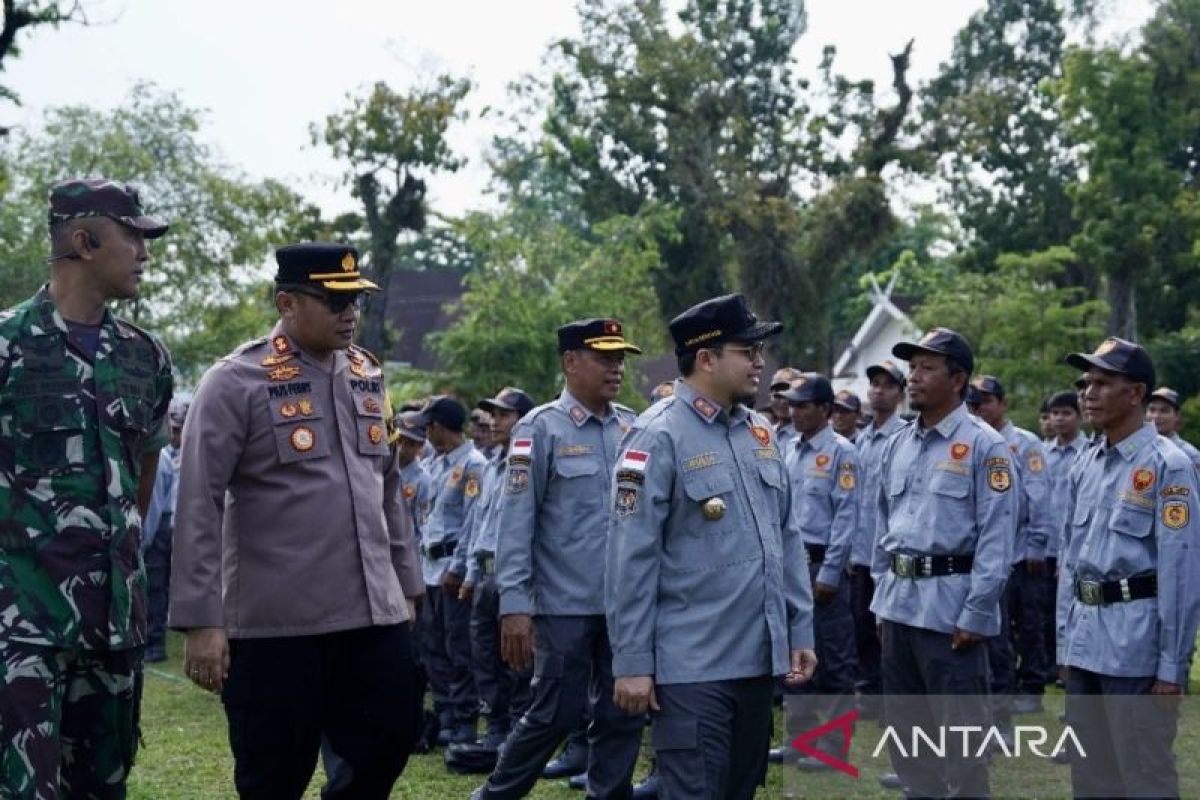 Pemkab HST bekali 845 Satlinmas bantu pengamanan Pilkada