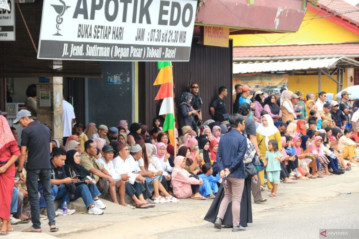 Masyarakat padati jalan Jenderal Sudirman Toboali sambut kedatangan Wakil Presiden Ma'aruf Amin