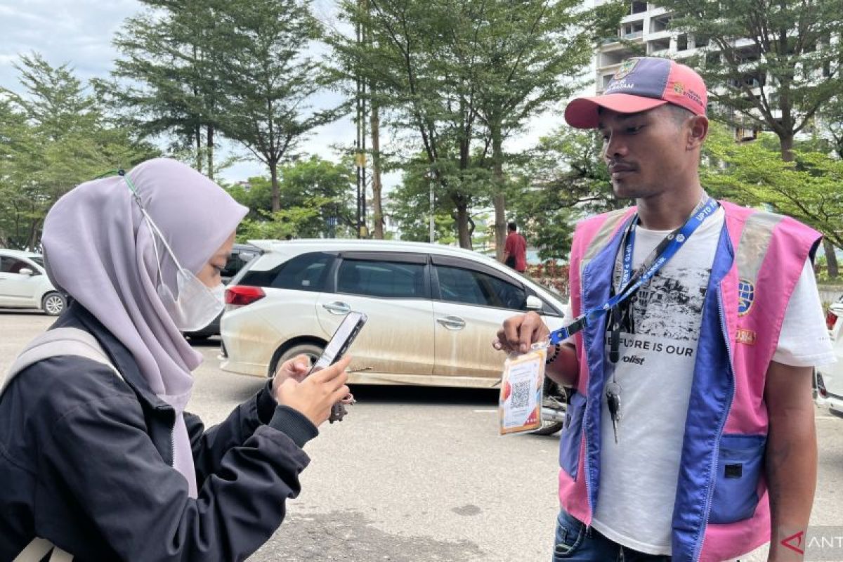 Warga Batam mulai gunakan QRIS untuk bayar parkir