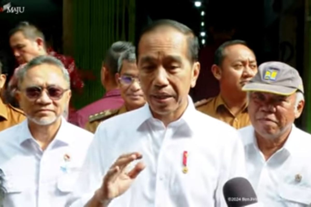 Presiden Jokowi  hanya tersenyum saat ditanya soal peluang perombakan kabinet di IKN