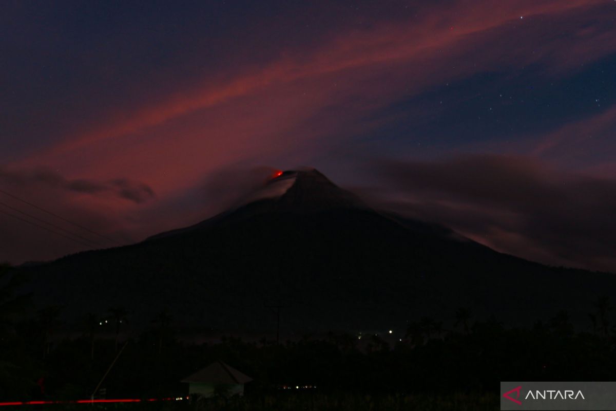 Aktivitas vulkanik Gunung Lewotobi Laki-laki sedikit menurun