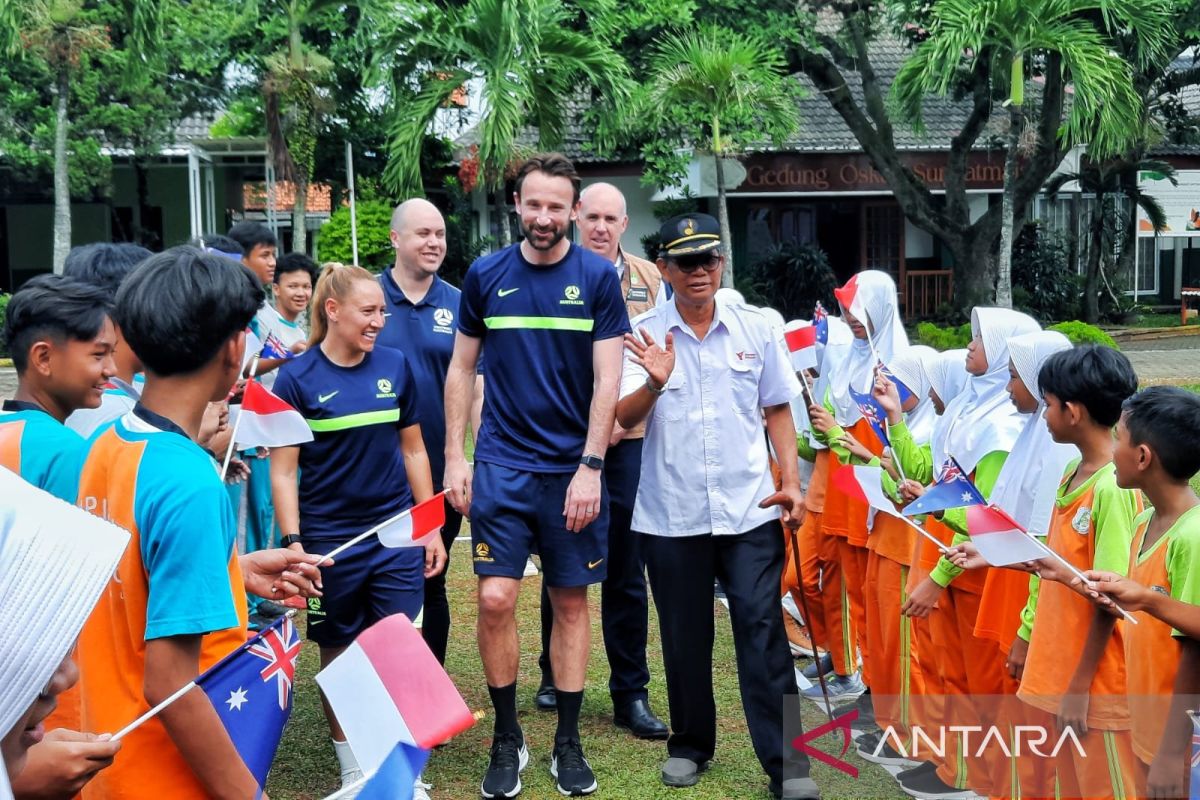 Rayakan hubungan diplomatik, Kedubes Australia ajar anak SD main bola