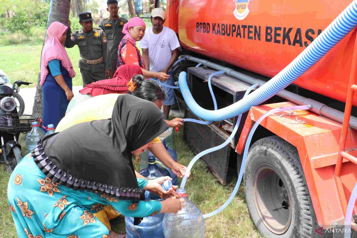 Pemkab Bekasi salurkan satu juta liter air bersih