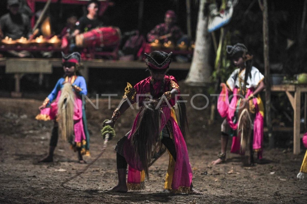 Pelestarian seni kuda lumping di desa transmigrasi Jambi