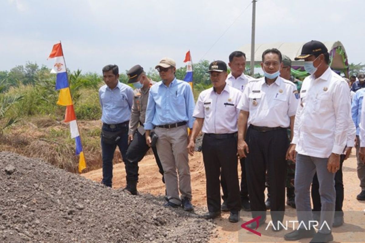 Bupati OKI cek perbaikan jalan  yang manfaatkan bongkaran tol