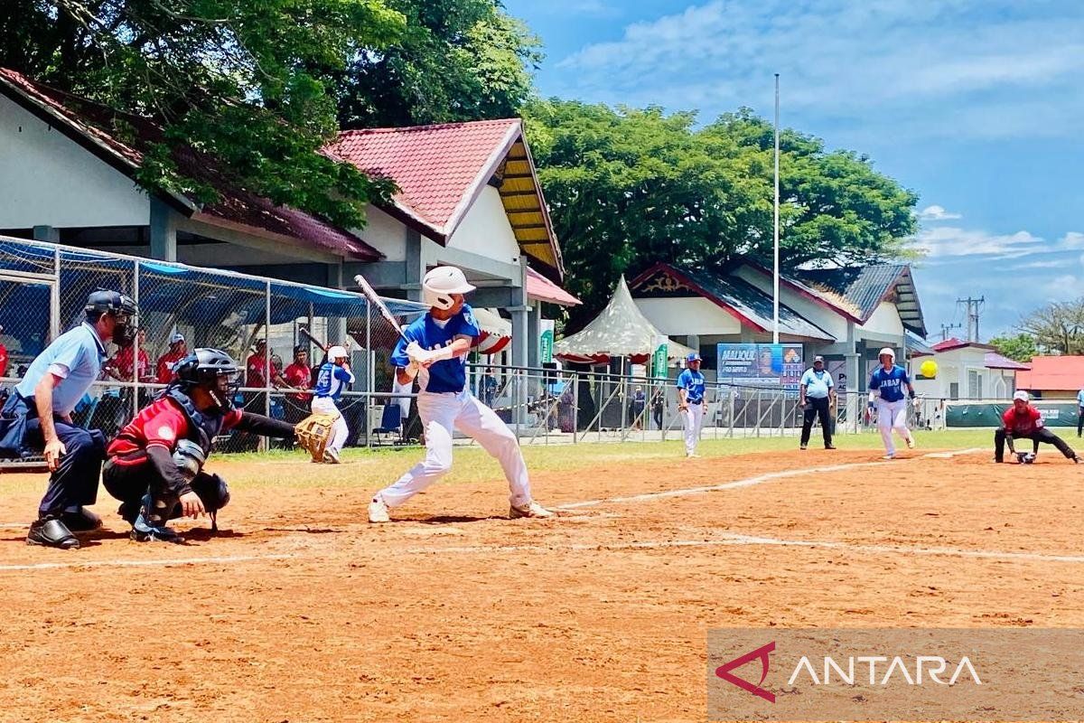 Sofbol putra Jawa Barat pertahankan kemenangan di tiga pertandingan