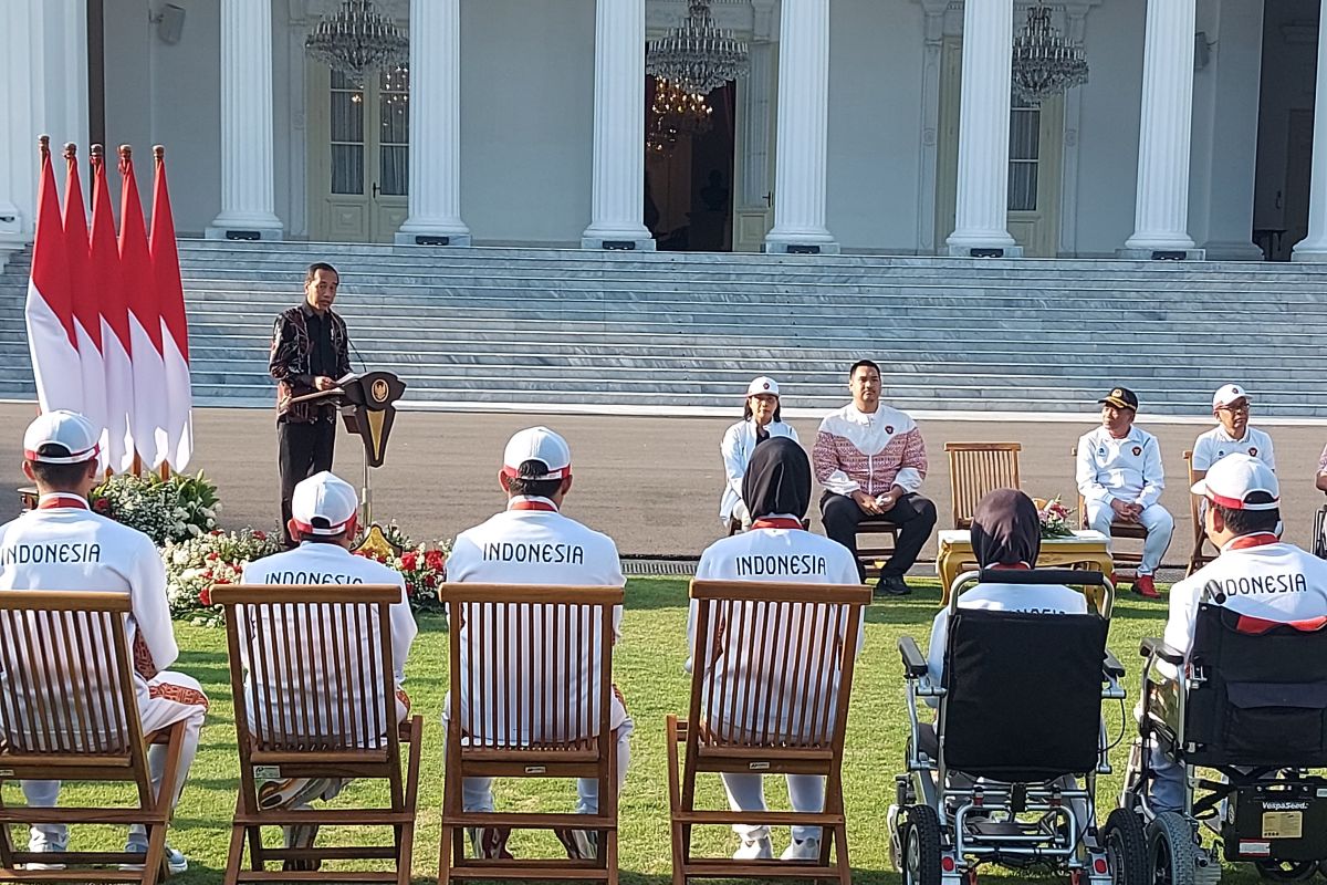 President Jokowi awards cash bonuses to Paralympic athletes