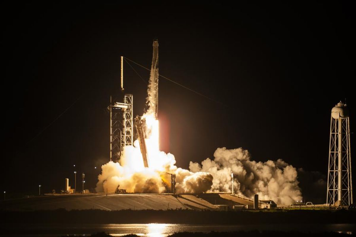 SpaceX luncurkan misi penerbangan antariksa berawak komersial pertama