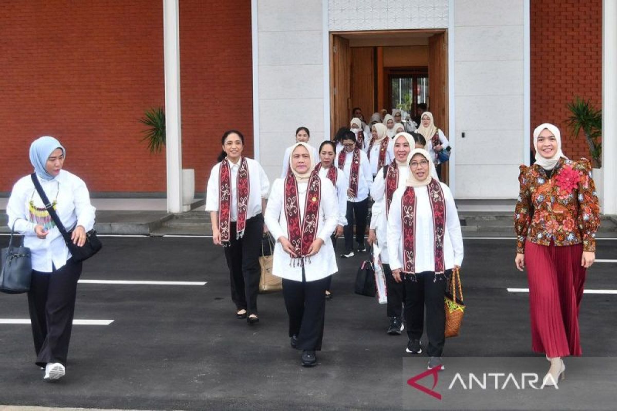 Iriana bertolak ke Kaltim tinjau kerajinan hingga bermalam di IKN