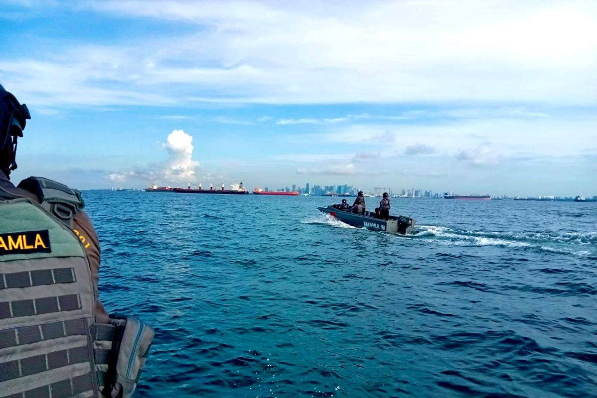 Bakamla halau kapal ikan China labuh jangkar di Tanjung Berakit