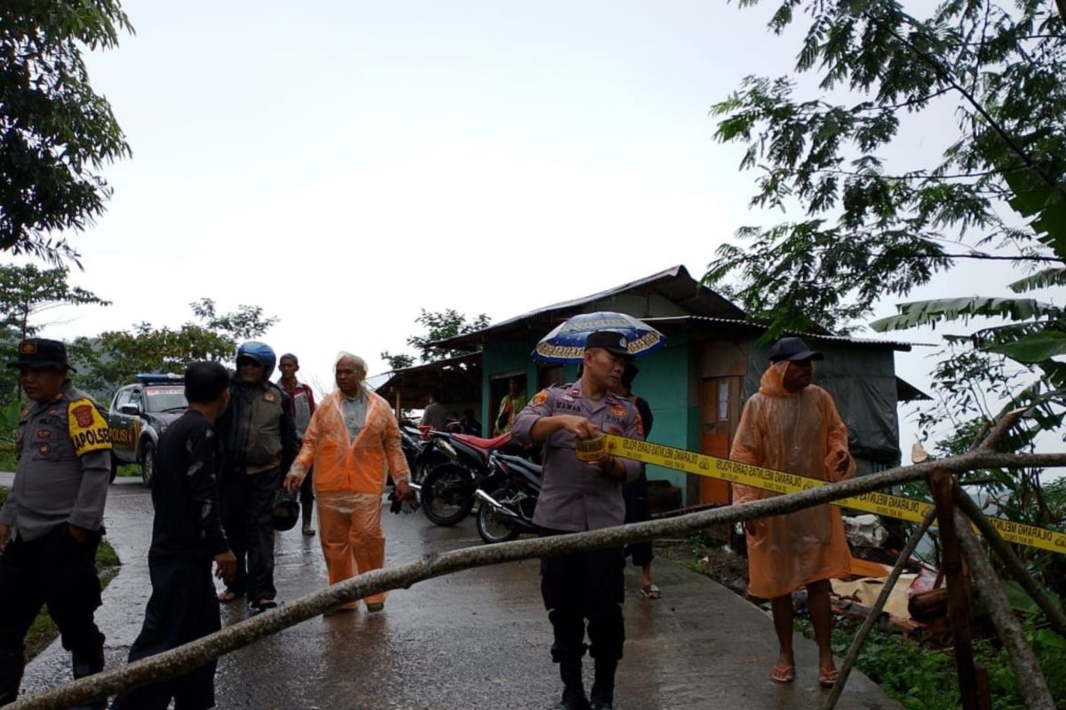 Dishub Garut pastikan longsor gerus jalan utama tidak mengganggu layanan angkutan umum