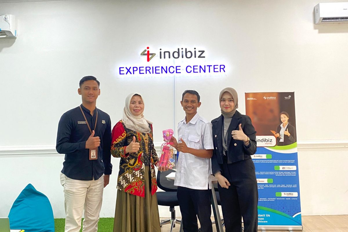 Sambut Hari Pelanggan Nasional, GM Telkom beri bingkisan ke pengunjung Indibiz Experience Center