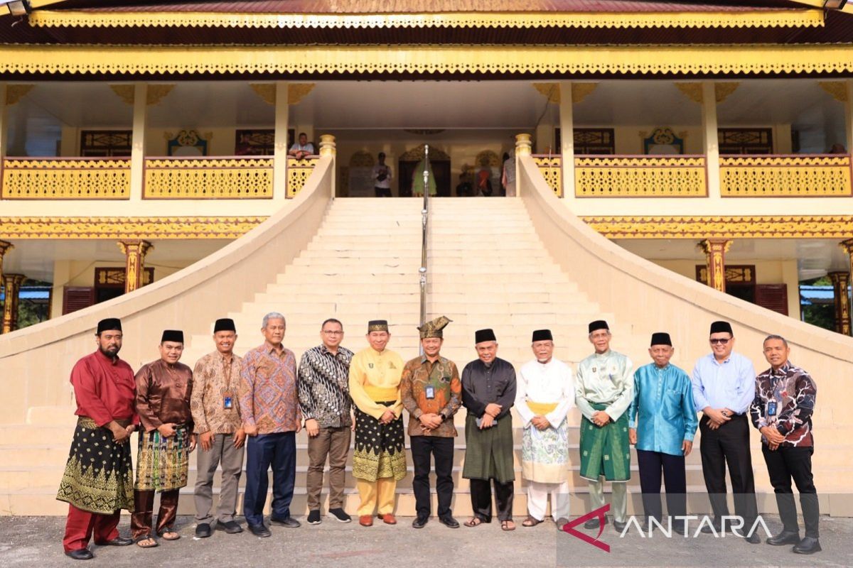 GM PLN UIDRKR silaturahmi dengan Ketua Lembaga Adat Melayu Riau