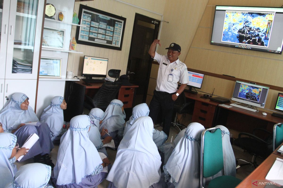 Hujan ringan hingga deras diprakirakan guyur mayoritas kota besar