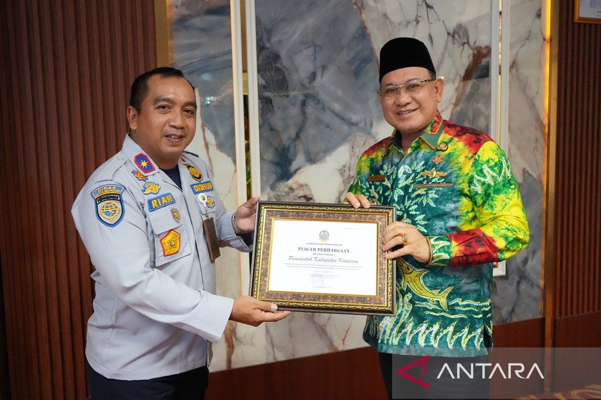 Kotabaru receives Transportation Ministry award for realizing safe vehicle