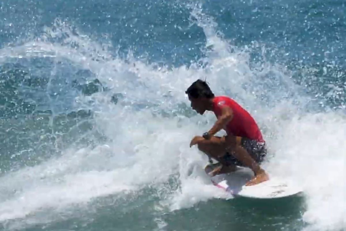 Selancar ombak - Dua surfer Aceh pimpin nilai tinggi nomor longboard