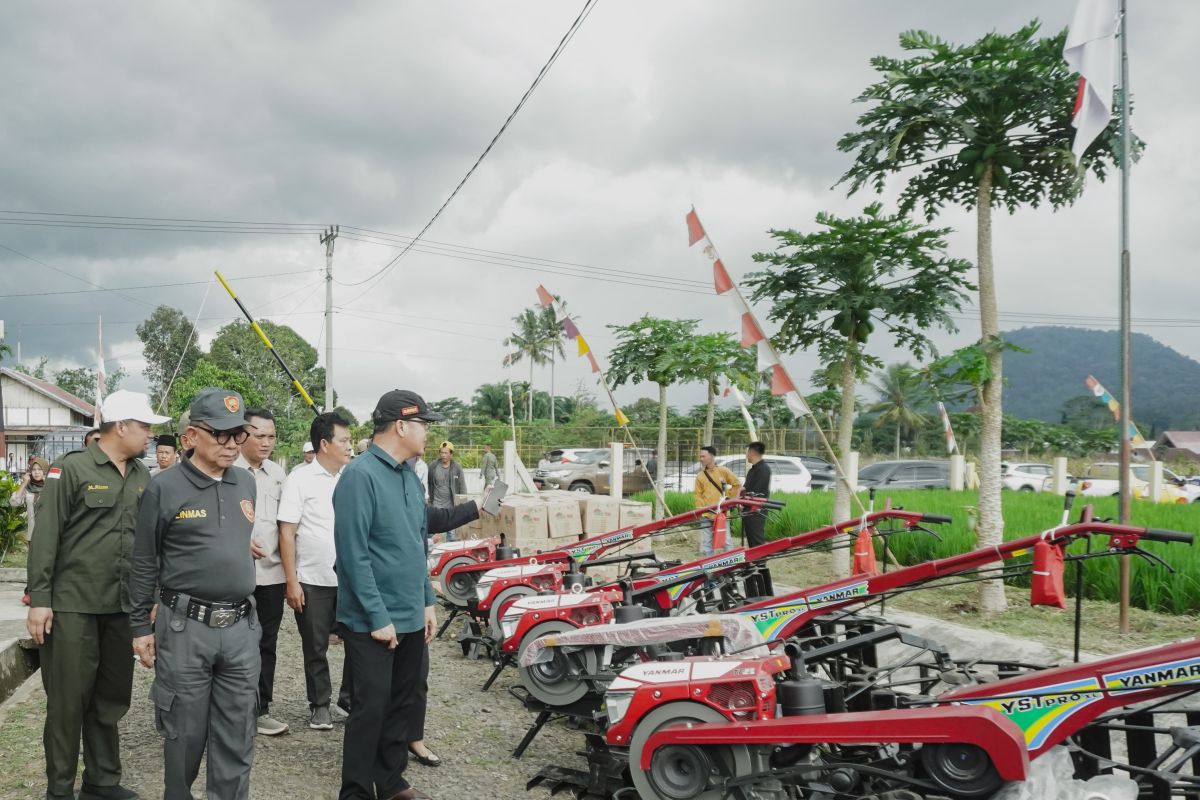 Dinas Pertanian salurkan 559 alsintan ke kelompok tani Bengkulu