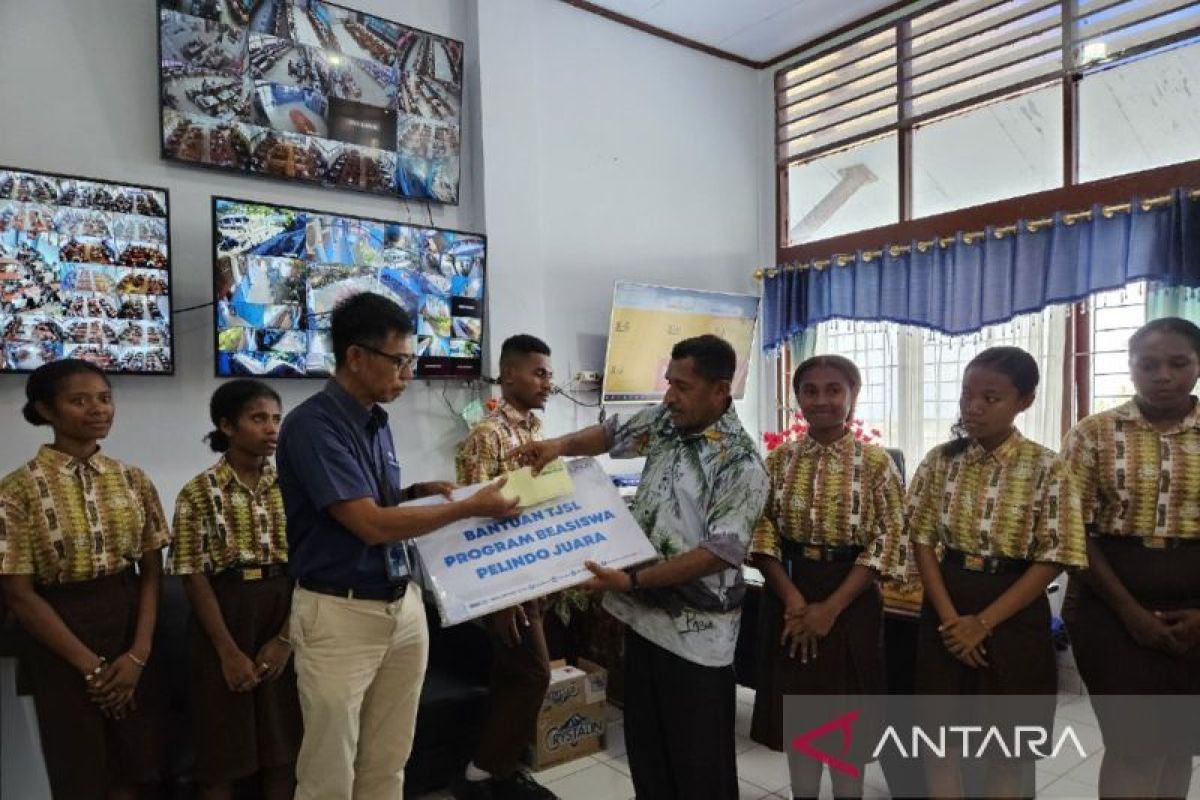 Pelindo Jayapura berikan beasiswa kepada 10 siswa OAP berprestasi