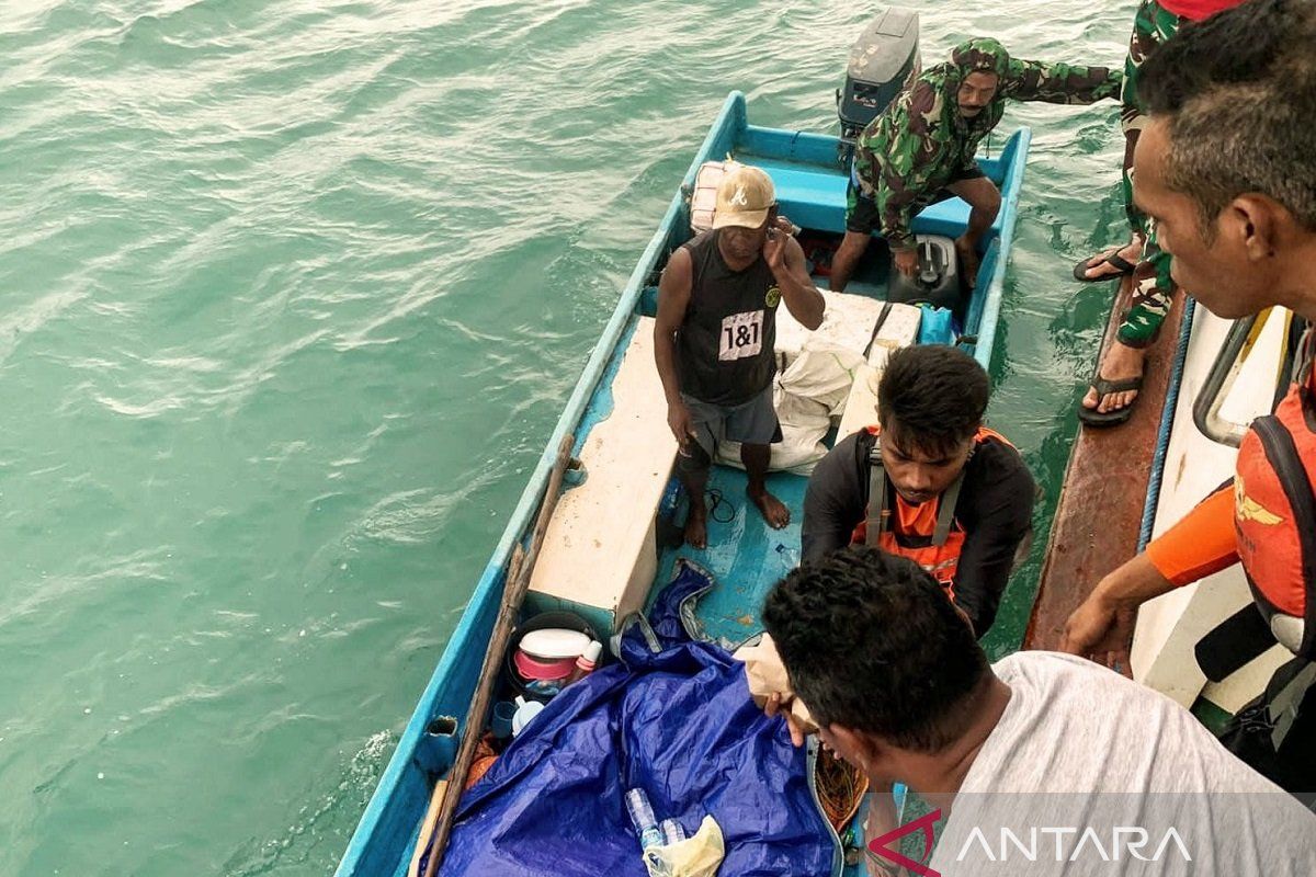 Tim SAR evakuasi penumpang longboat mati mesin di  Kepulauan Aru