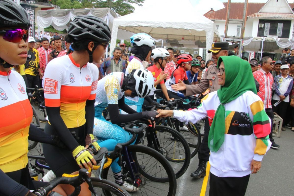 Wali Kota Pematangsiantar melepas peserta putri balap sepeda jarak dekat PON