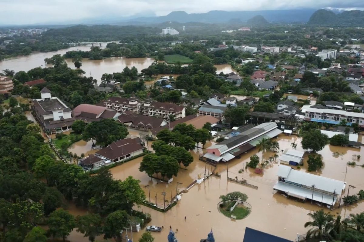 Militer dan Tim Penyelamat berjibaku membantu korban banjir Chiang Rai