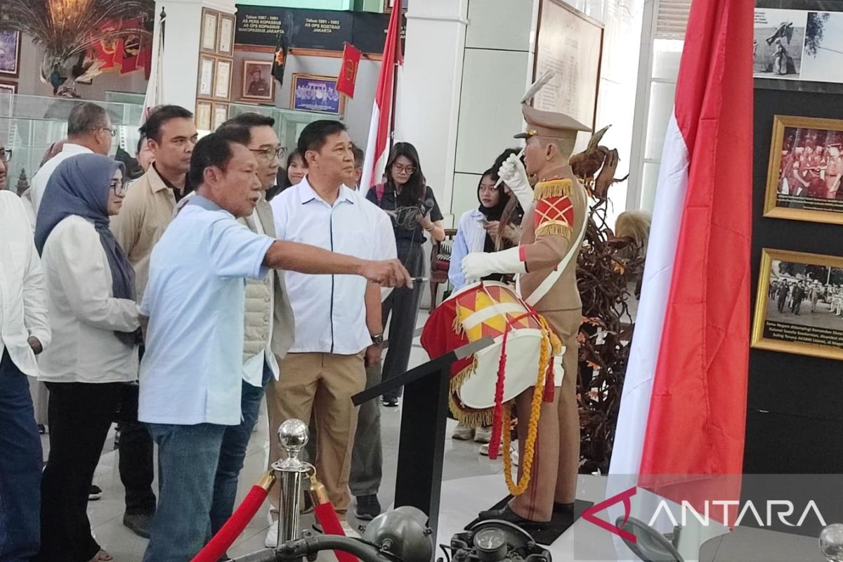 Ridwan Kamil sambangi kediaman mantan Gubernur Jakarta Sutiyoso di Bekasi