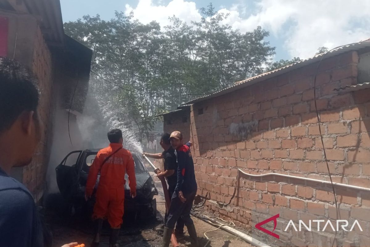 Damkar Bangka Selatan berhasil padamkan kebakaran satu unit mobil di tempat hiburan malam