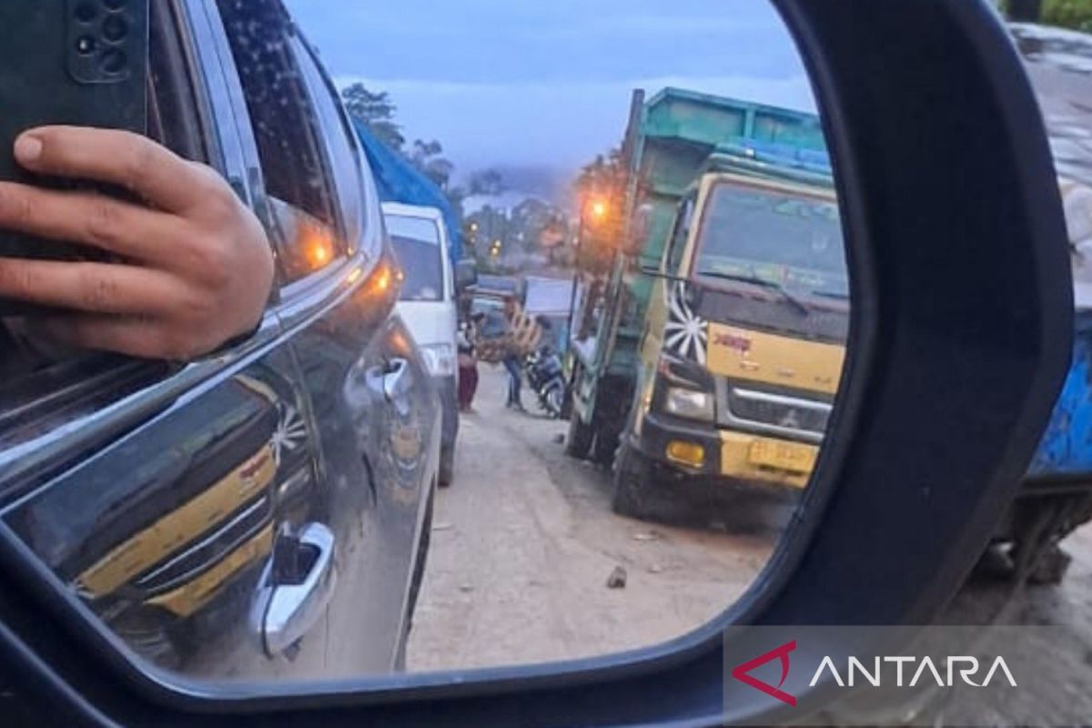 Jalinsum Batu Jomba macet parah, kendaraan banyak putar arah