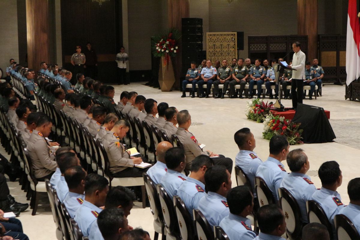 Jokowi highlights TNI, Polri role in preserving stability