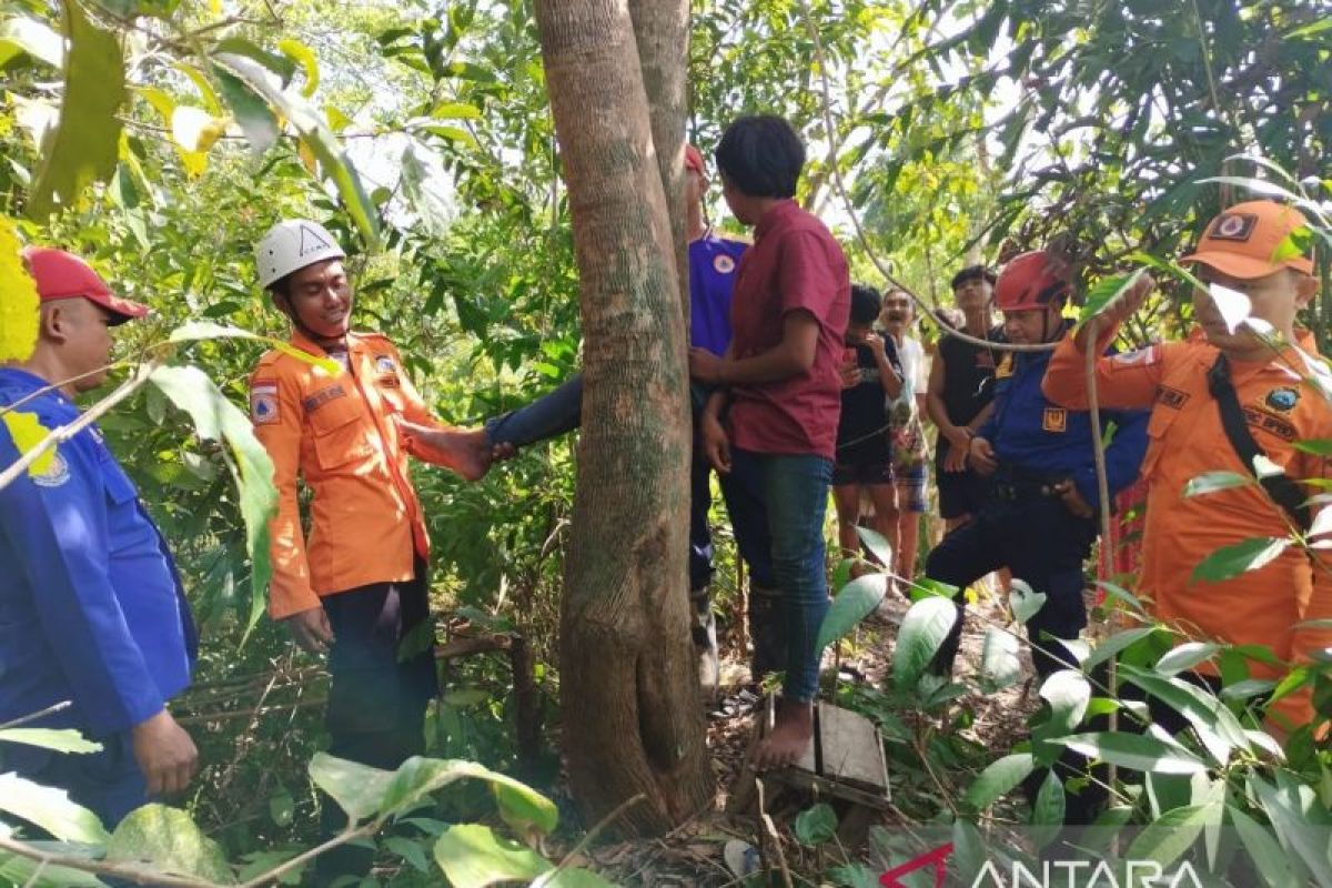 BPBD Belitung evakuasi kaki bocah terjepit di pohon