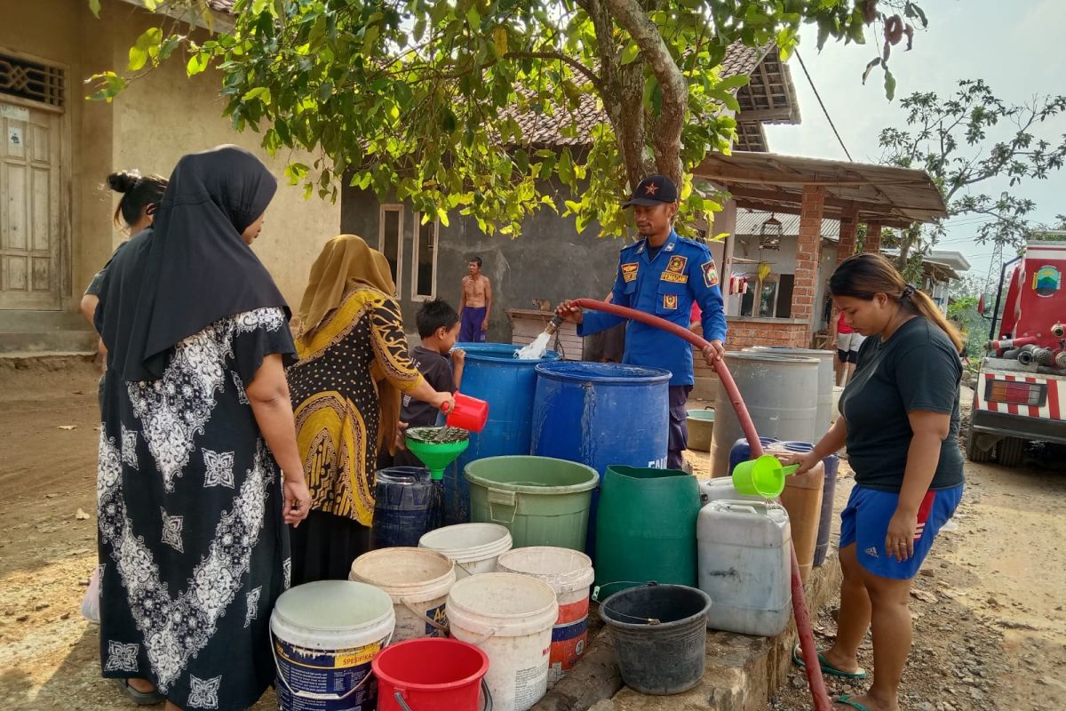 Damkarmat Lamsel salurkan 4.000 liter air bersih ke warga terdampak kemarau