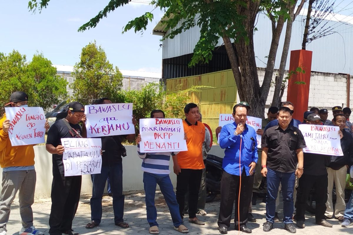 Tuntut Netralitas, sekelompok massa unjuk rasa di Bawaslu Ponorogo