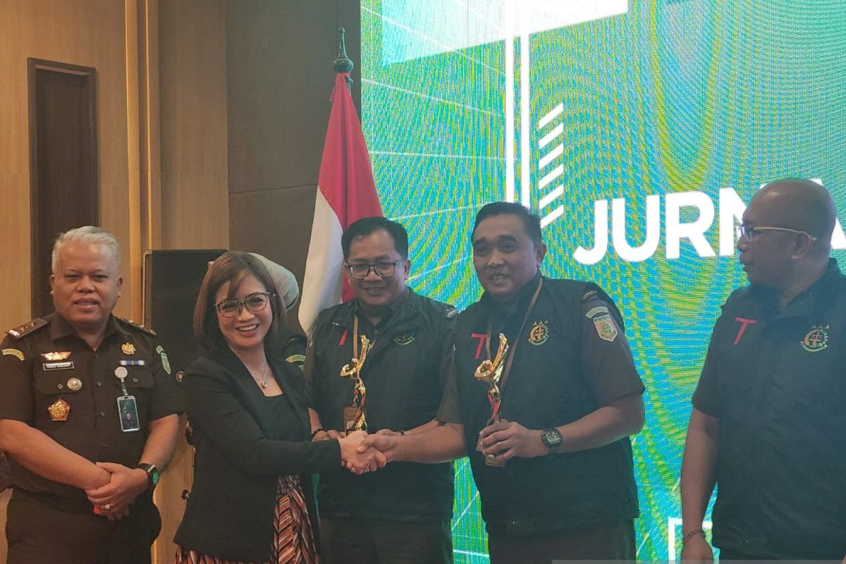 Kejati Babel Terima Penghargaan Juara I Pelayanan Publik Terbaik