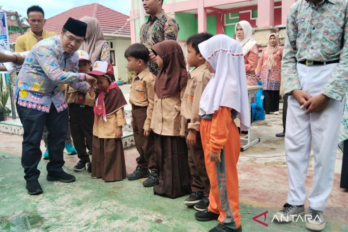 Mukomuko tuntaskan pembagian seragam gratis untuk 8.130 siswa