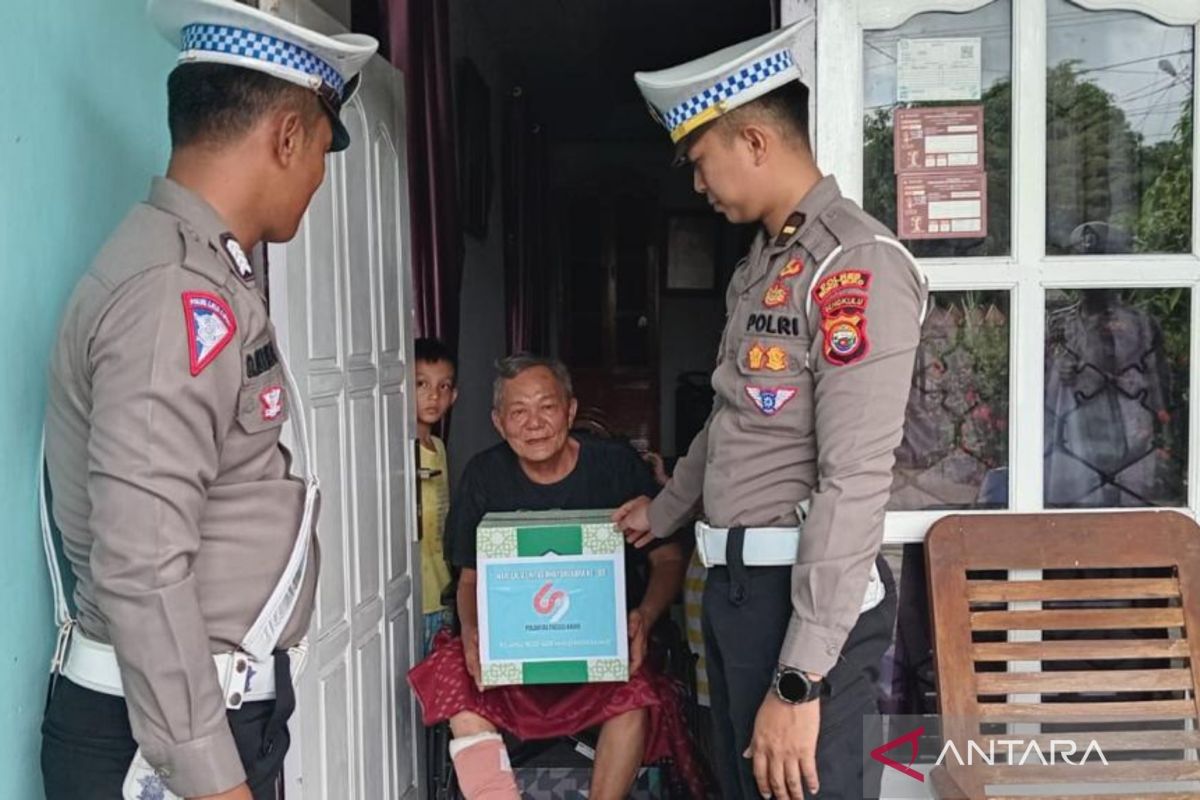 Polres Mukomuko Bengkulu bagikan 60 paket sembako ke masyarakat miskin