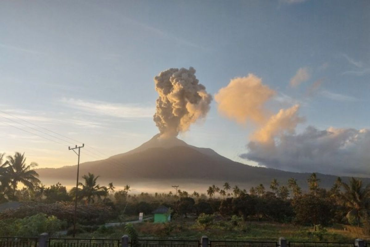 Lewotobi Laki-laki erupsilagi dengan tinggi 700-900 meter