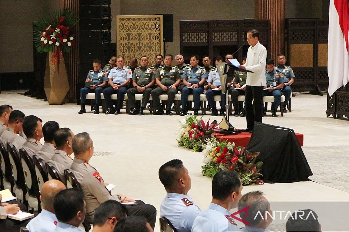 Jokowi: Pentingnya TNI-Polri jaga stabilitas di tengah gejolak global