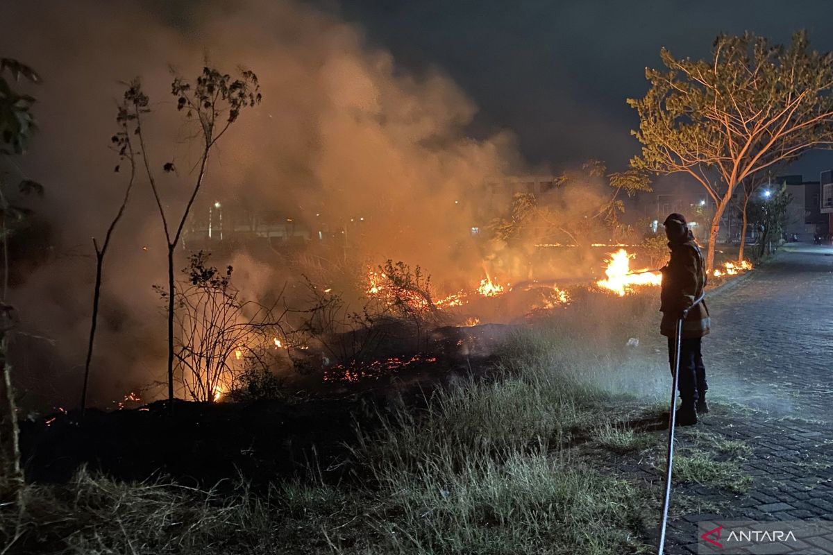 Kebakaran lahan seluas satu hektare terjadi di Sentraland Kotabaru Gresik