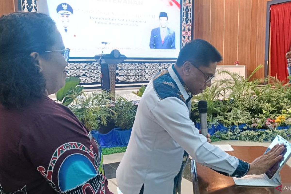 Pemkot Jayapura serahkan DPPA 2024 ke OPD senilai Rp1,7 triliun